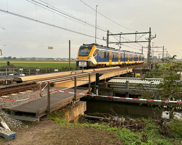 Markbrug 1e trein na buitendienststelling
